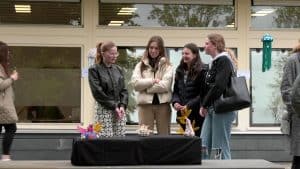 Leerlingen Lyceum aan Zee onthullen nieuwe kunstwerken in beeldentuin (video)