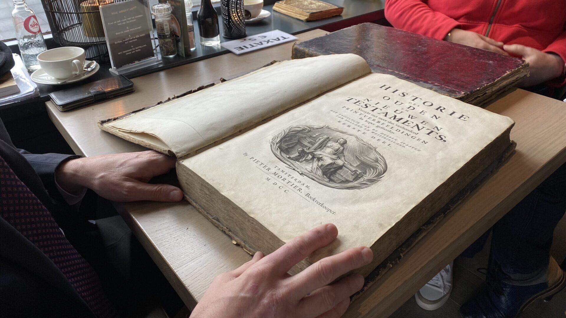 Van oude Statenvertalingen tot oude Paardenboeken, taxateur Arie Molendijk heeft de meeste boeken wel gezien