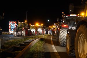 Video: Afsluitdijk geblokkeerd door boerenprotest