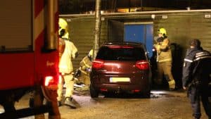 Automobilist botst tegen boom in Julianadorp 