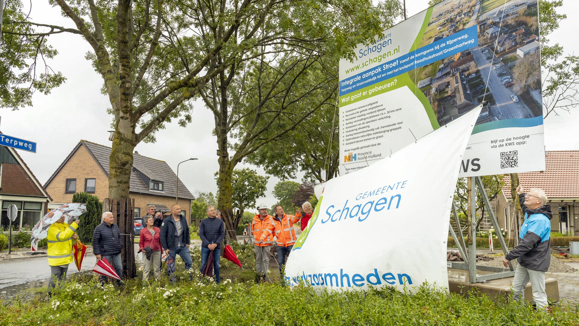 Stroet versierd met bouwbord