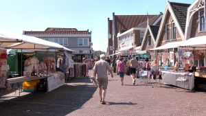 Video: Zonnige sferen bij de toeristische markt in Hippolytushoef