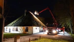 Brand in rietgedekte woonboerderij op tijd ontdekt door alerte buurman