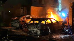 Twee personenauto’s door brand verwoest