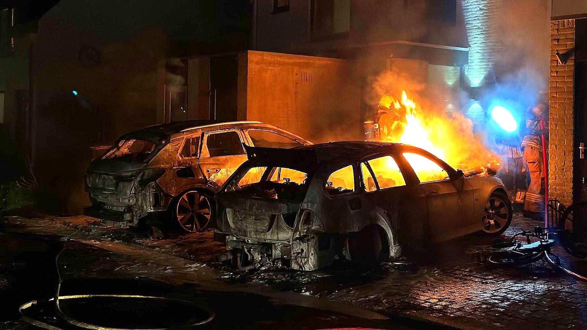 Twee personenauto’s door brand verwoest