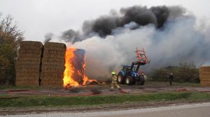 Grote uitslaande brand in loods in Oosterend op Texel (video)