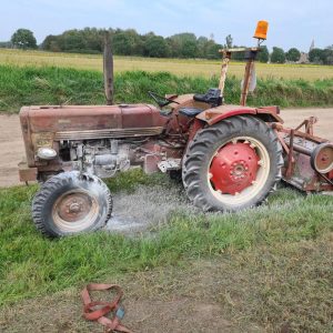 Tractor Hippolytushoef vernield en deels in brand