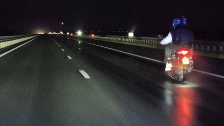 Bromfietser negeert verkeersregels en rijdt over de Afsluitdijk