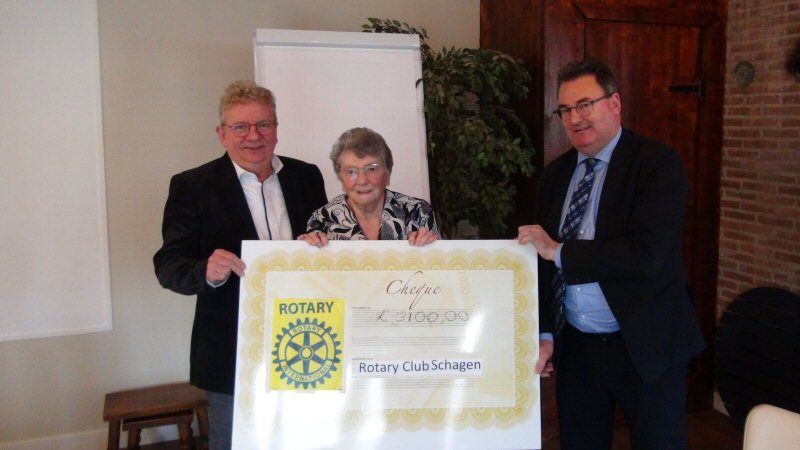 Cheque van € 3100,- voor Max Plazier Huis