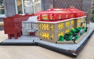 Honderdjarige De Vijfsprong in Lego nagebouwd