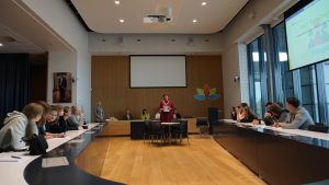 Leerlingen Wiringherlant onder leiding van de burgemeester in debat