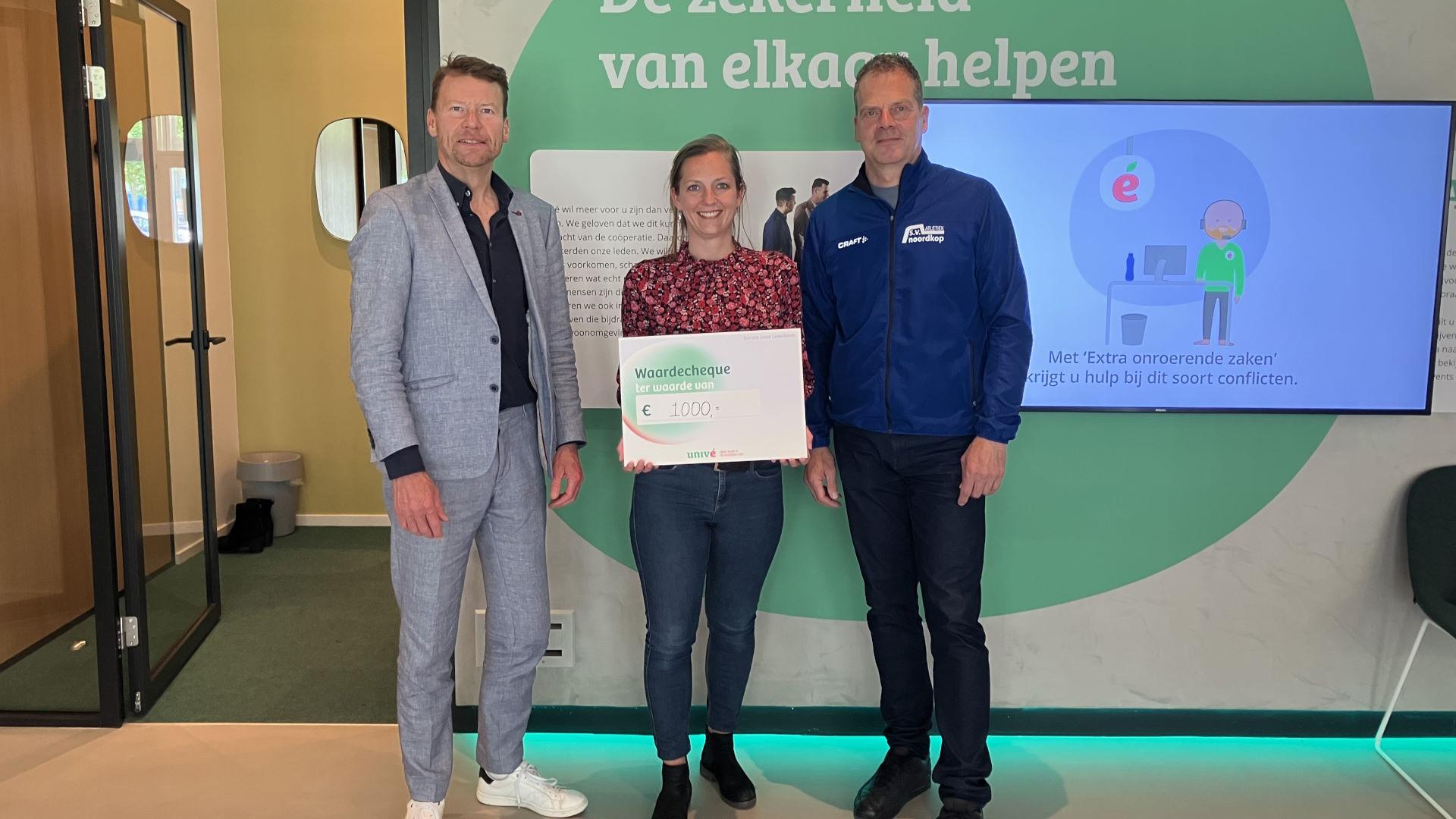 Donatie voor Noordkop Atletiek en wedstrijdzwemmers Zeemacht