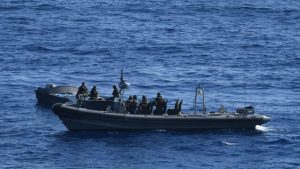 Marineschip dwingt twee drugstransporten tot stoppen