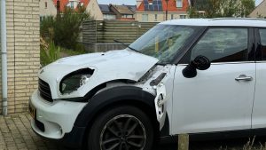 Explosief beschadigt auto op oprit Den Helder