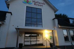 Activisten beplakken voormalig gemeentehuis Hollands Kroon, dreigen met meer acties