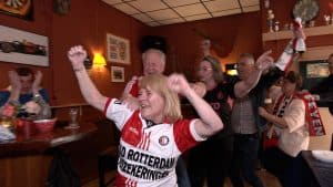 Tranen van geluk bij kampioenschap Feyenoord in Café de Bank (video)
