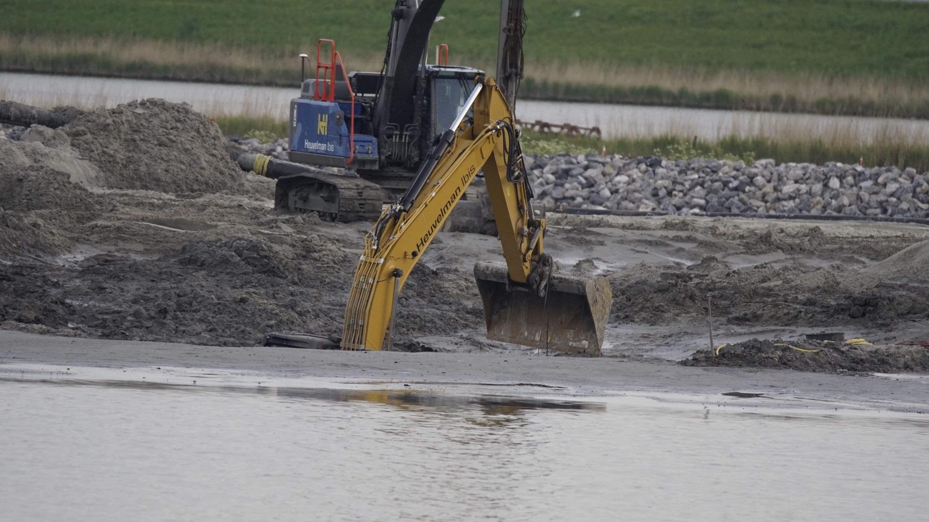 Video: Graafmachine weggezakt in het Amstelmeer (update)