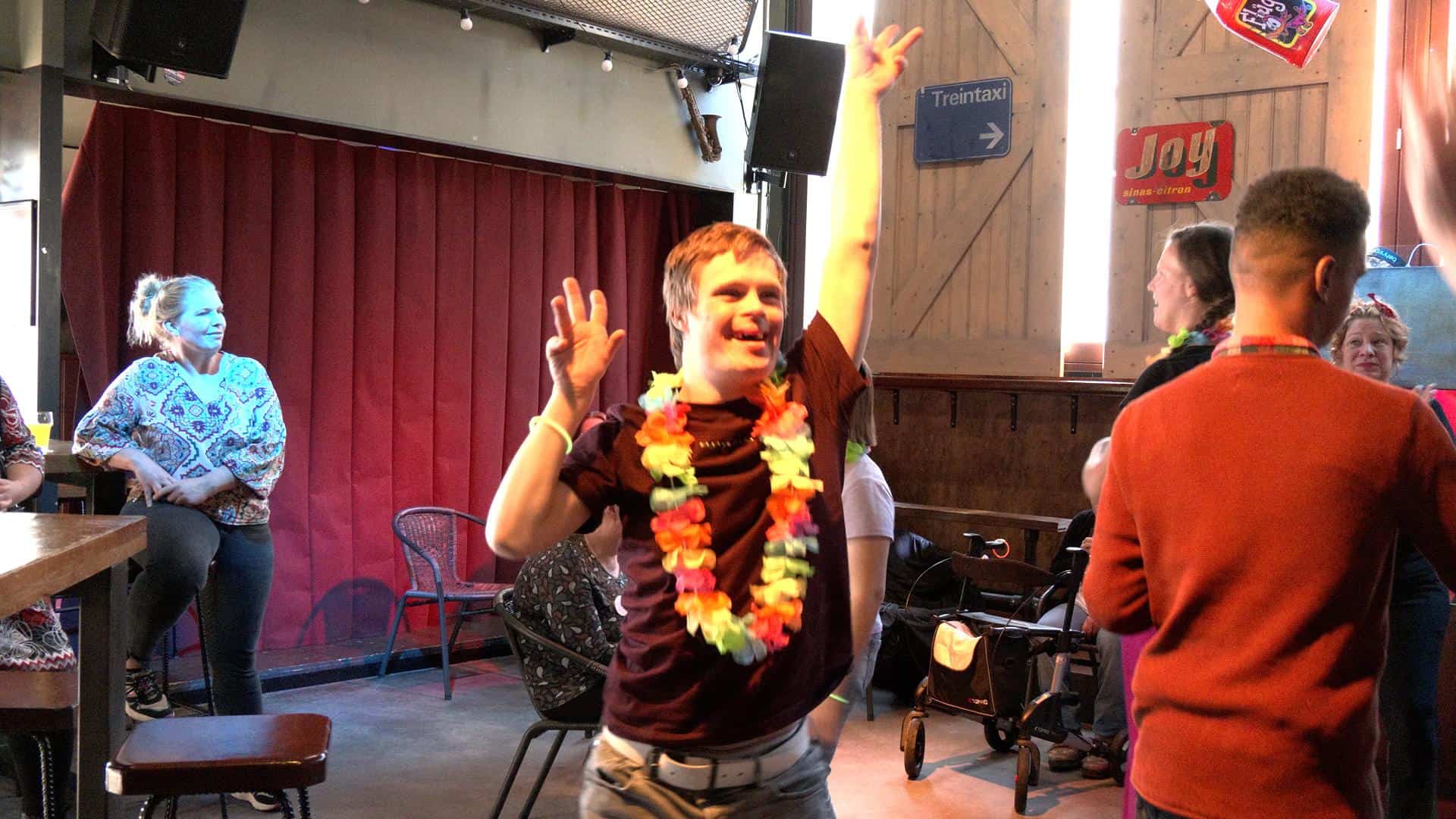Video: Gezellige disco voor mensen met een beperking in de Pimp
