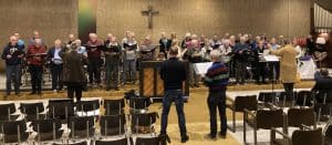 Twee koren treden op tijdens kerstzangavond in de Vredeskerk