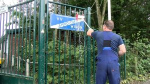 Video: Grote schoonmaak bij voetbalvereniging Wiron