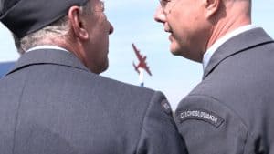 Monument bommenwerper Nieuwe Niedorp onthuld in bijzijn nabestaanden (video)