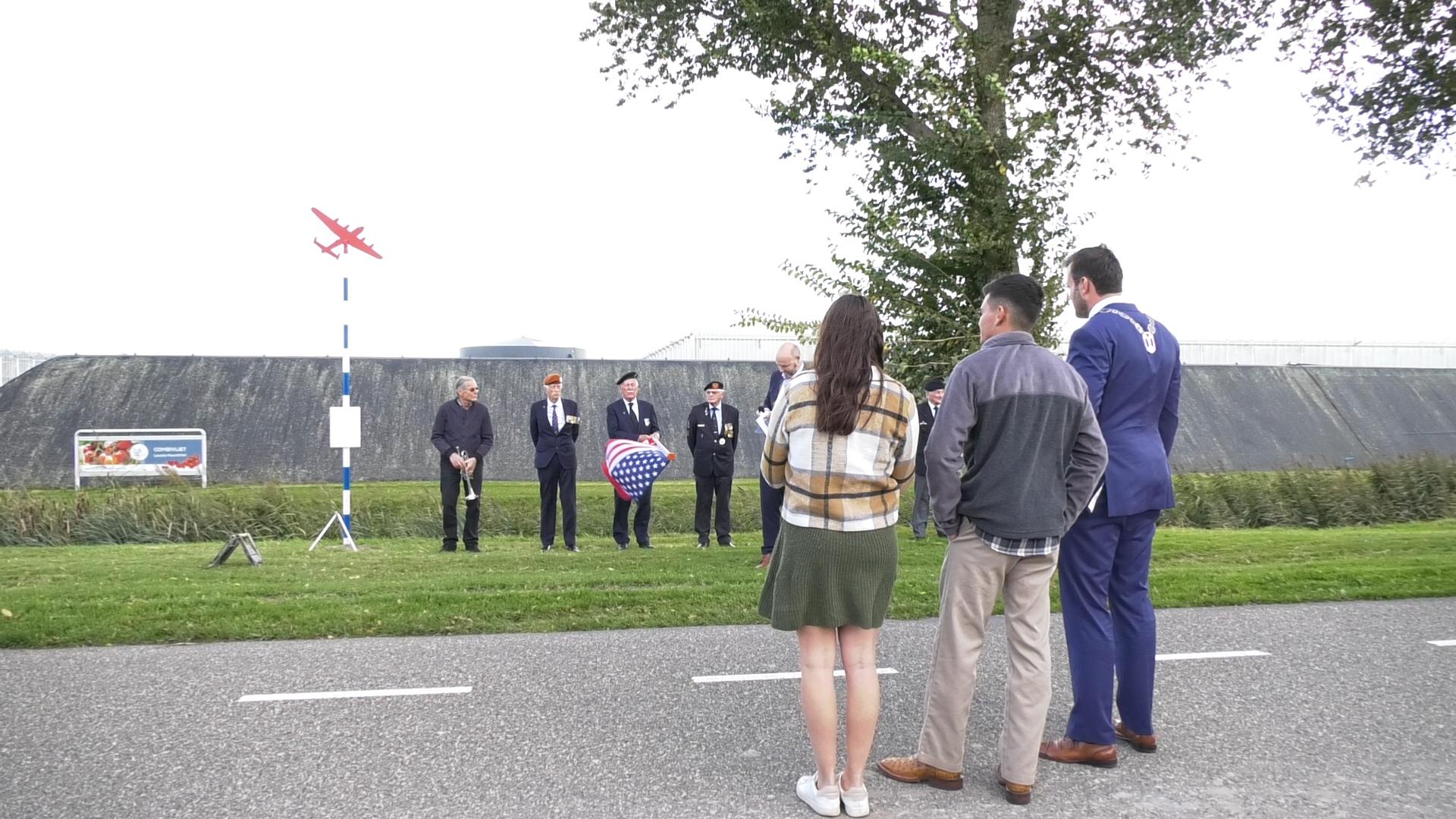 Herdenkingspaal voor Amerikaanse bommenwerper ‘Lady Jane’ (video)