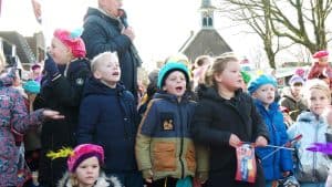 Video: Zingende kinderen zorgen voor een zonnige Sinterklaasintocht