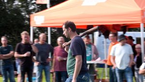 Video: Katknuppelen tijdens Dorper kermis