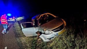Auto over de kop op kerstavond