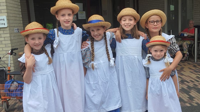 Kinderen laten generale klompendans zien