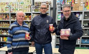 Lions maken Voedselbank weer blij met vele pakken koffie