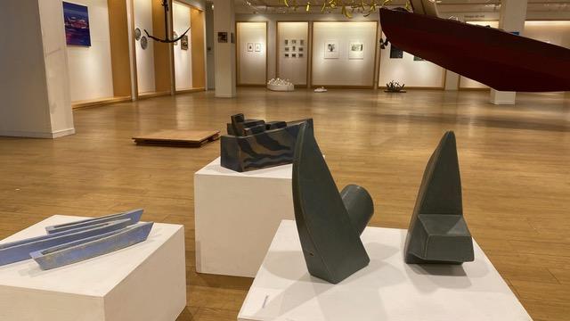 Koor vooraf en een oorlam na: Rondleiding bij Kunsthal 45