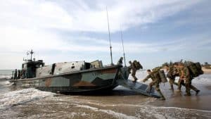 Militaire oefening in Hollands Kroon bij IJsselmeer