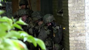 Landmacht oefent in de Wieringermeer (video)