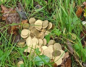 Berm bij Den Oever bezaaid met muntgeld