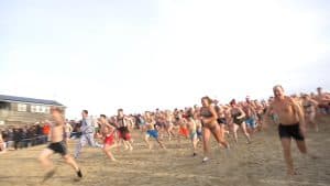 Een frisse start van 2024 met nieuwjaarsduik in Julianadorp