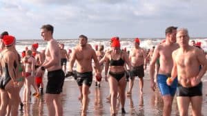 Video: Met een frisse nieuwjaarsduik weer energie voor 2024
