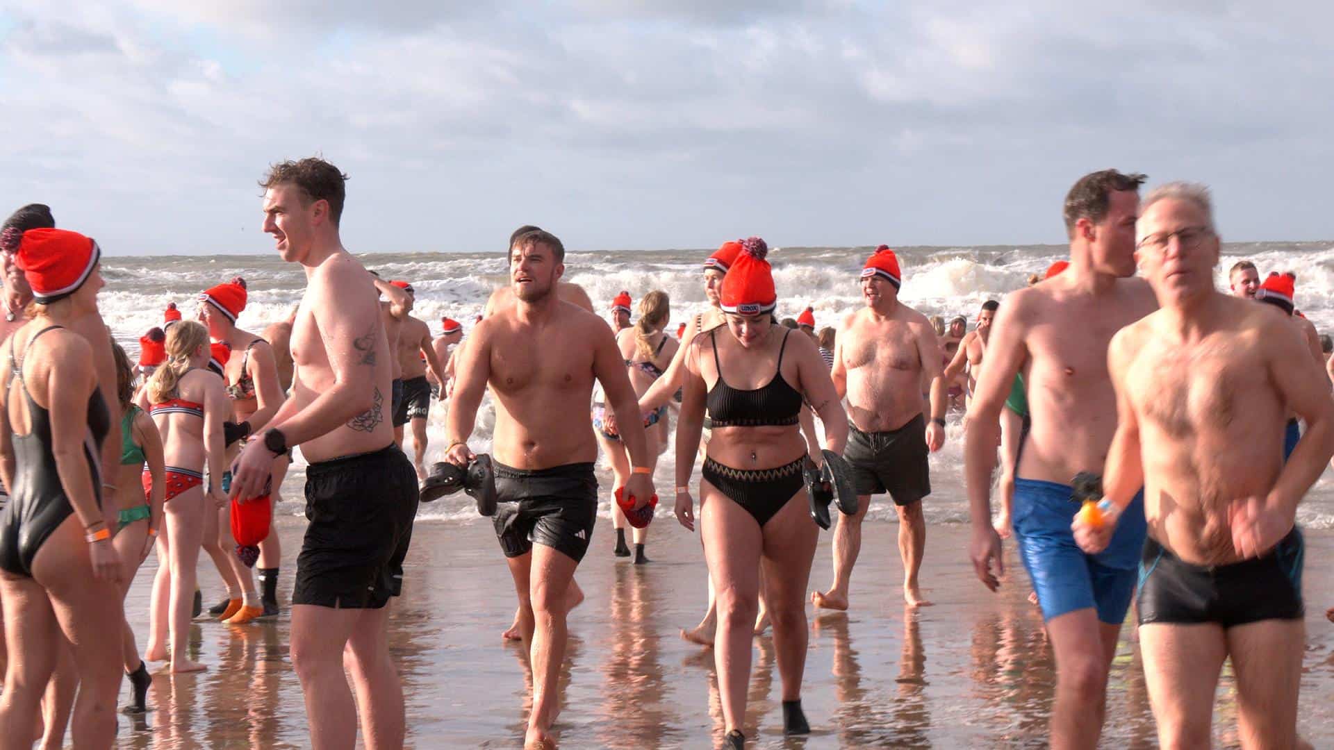 Video: Met een frisse nieuwjaarsduik weer energie voor 2024
