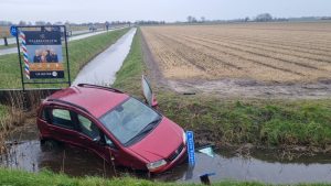 Auto in de sloot bij Korte Ruigeweg
