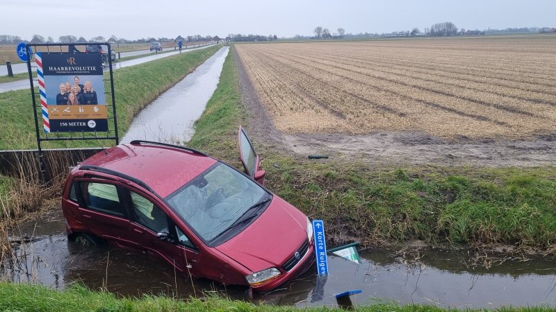 Auto in de sloot bij Korte Ruigeweg