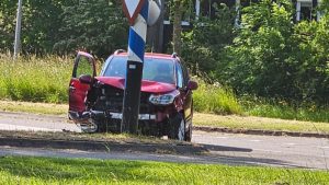 Auto flink beschadigd na botsing