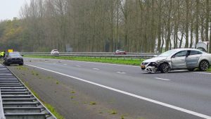 Meerdere gewonden bij aanrijding A7, bestuurder probeert te vluchten
