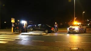 Auto zwaar beschadigd na botsing tegen lantaarnpaal 