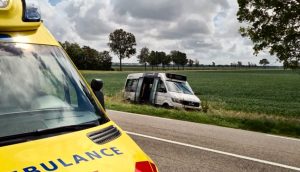 Buurtbus knalt tegen boom in Slootdorp