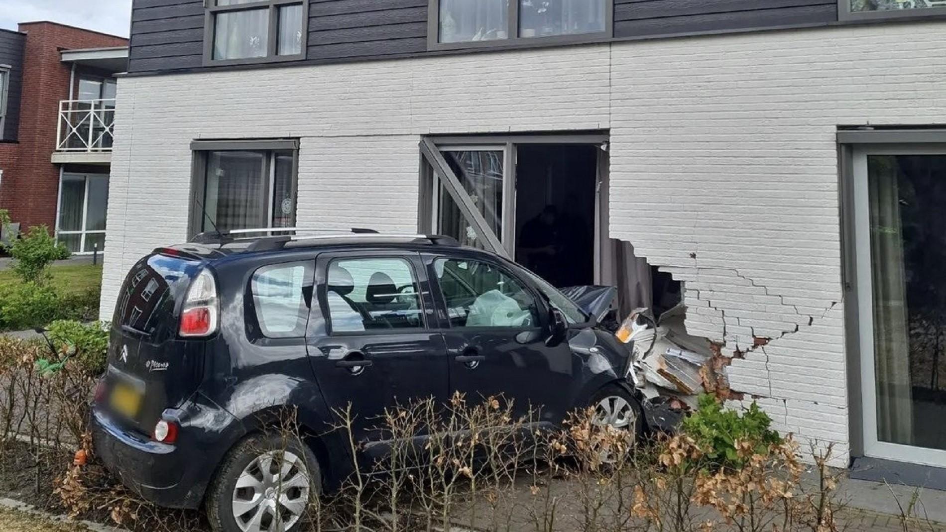 Automobilist rijdt bijna bejaardenwoning binnen in Hippolytushoef