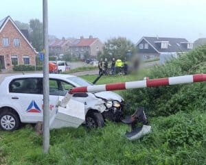 Automobilist onder invloed rijdt slagboom plat