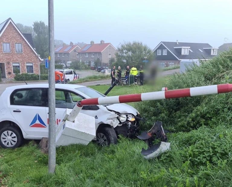 Automobilist onder invloed rijdt slagboom plat