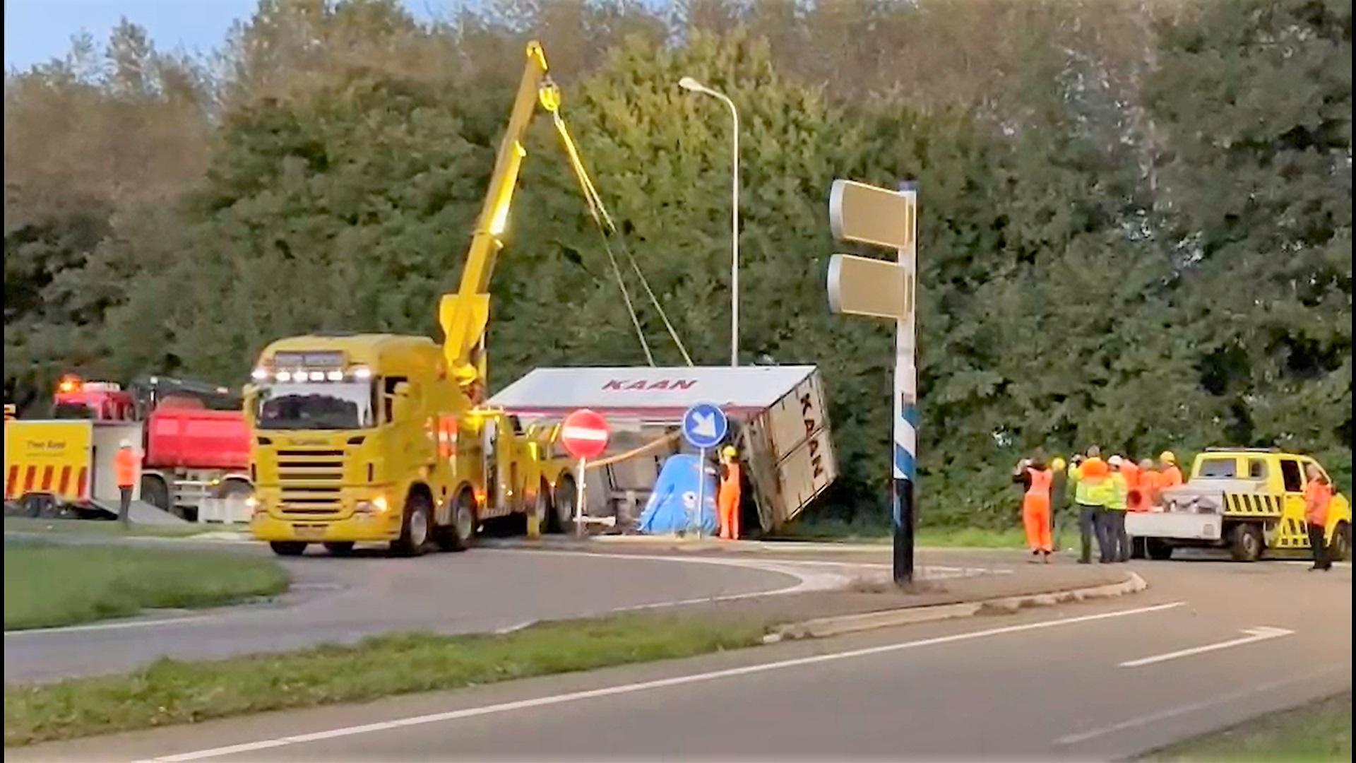 Aanhangwagen met vis op zijn kant