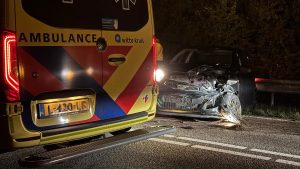 Aanrijding op N249, flinke schade