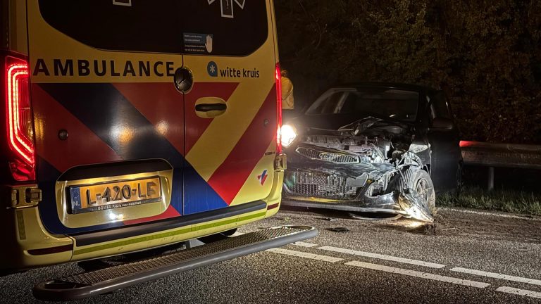 Aanrijding op N249, flinke schade